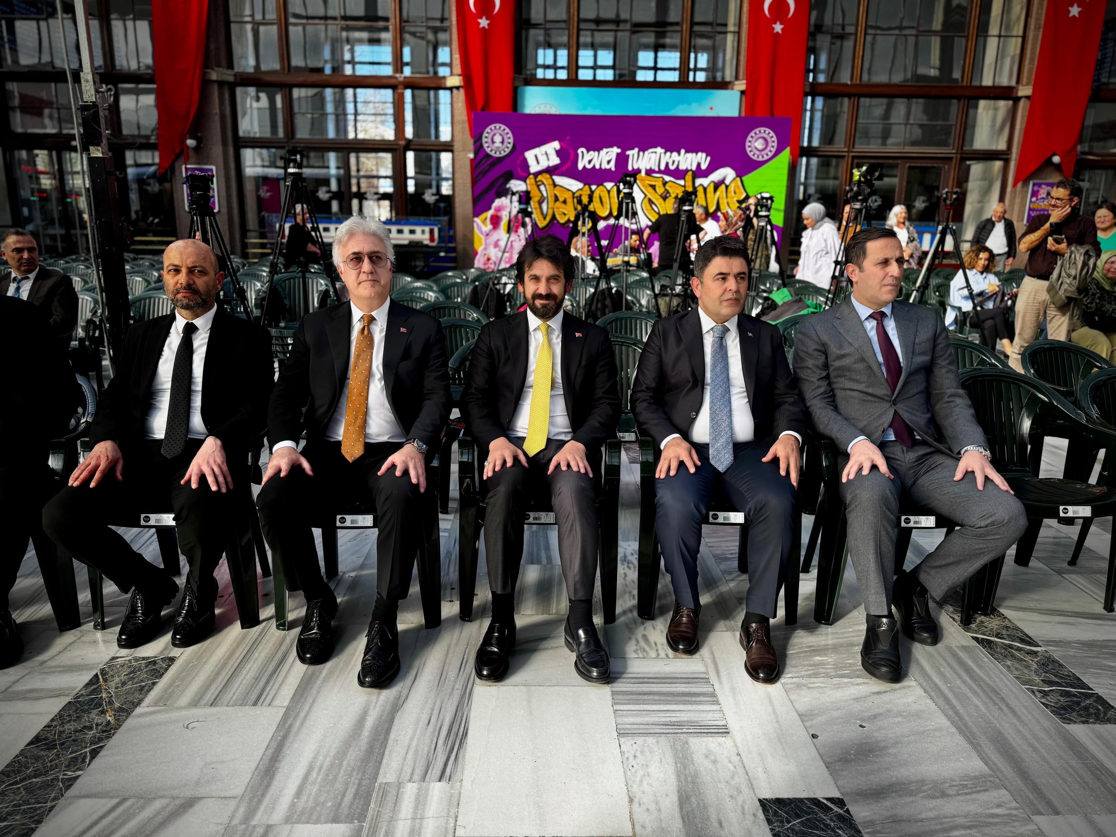 Bugün, Bakanımız Sayın Mehmet Nuri Ersoy’un liderliğinde  kültürümüzü raylar üzerinde taşıyan, sınırları aşan, gönülleri buluşturan, Devlet Tiyatrolarımızın “Vagon Sahne” projesinin yeni yolculuğuna tanıklık ettik.