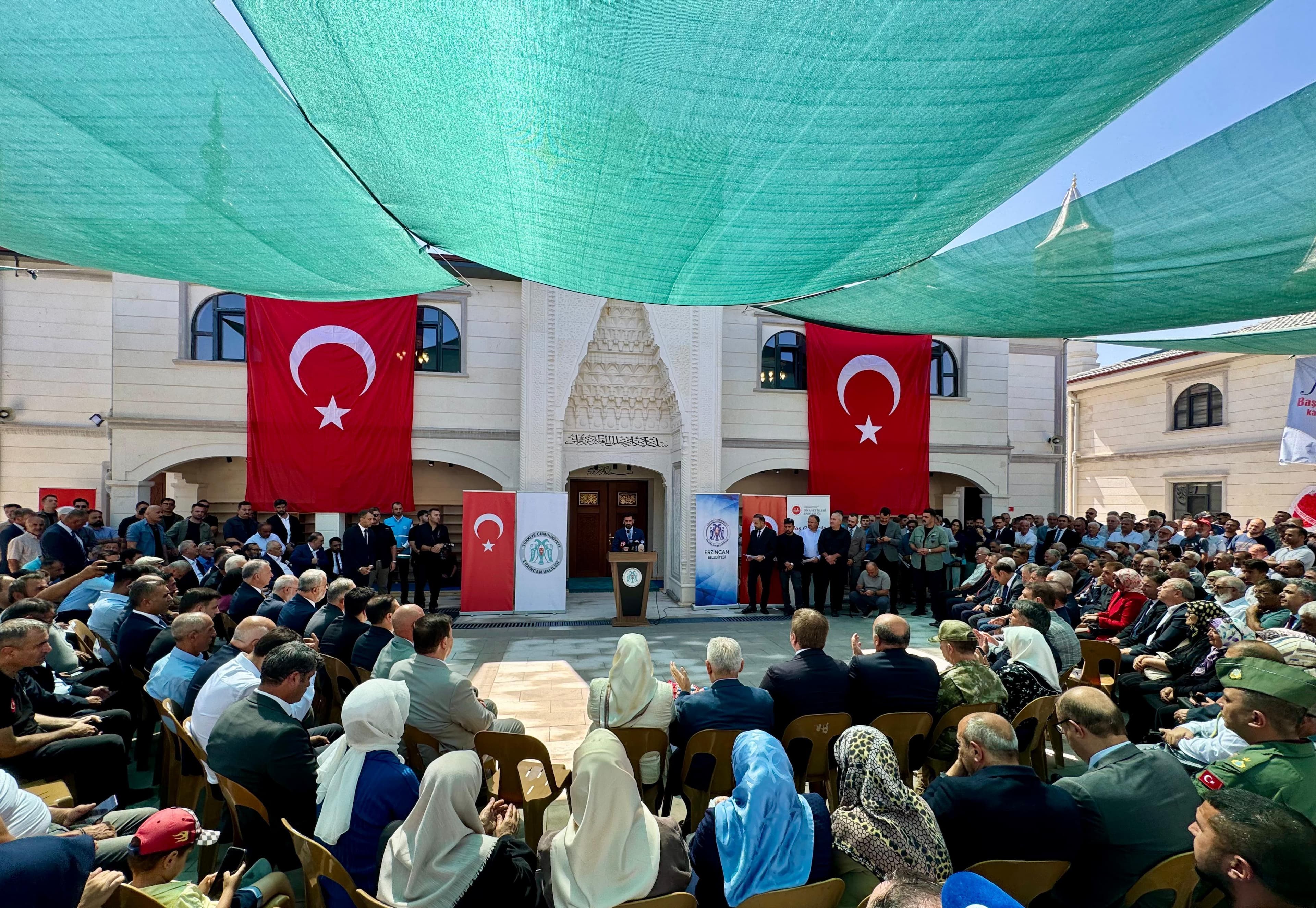 Tasavvuf yolunda ilerleyerek sadece Erzincan’a değil, bütün Anadolu’ya manevi bir ışık olmuş; Terzibaba Hazretleri adına inşa edilen külliyenin açılışını gerçekleştirdik.