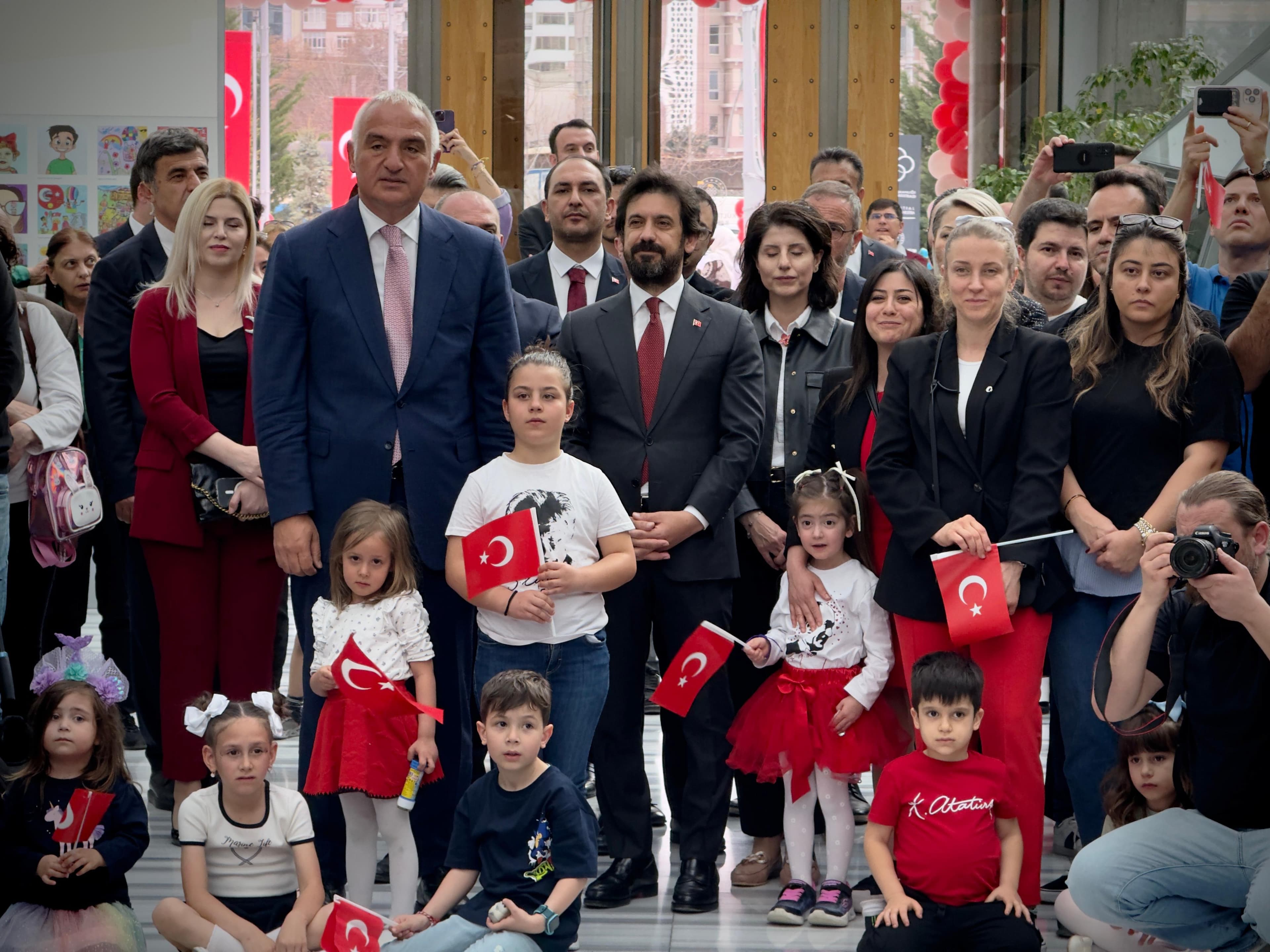 23 Nisan Ulusal Egemenlik ve Çocuk Bayramı kutlamaları kapsamında, CSO Ada Ankara’da Sayın Bakanımız Mehmet Nuri Ersoy’un katılımıyla, 81 ilimizden çocuklarımızın eserlerinin sergilendiği  İstiklal Yolu-Mutlu Çocuk Yüzleri sergisinin açılışını gerçekleştirdik.