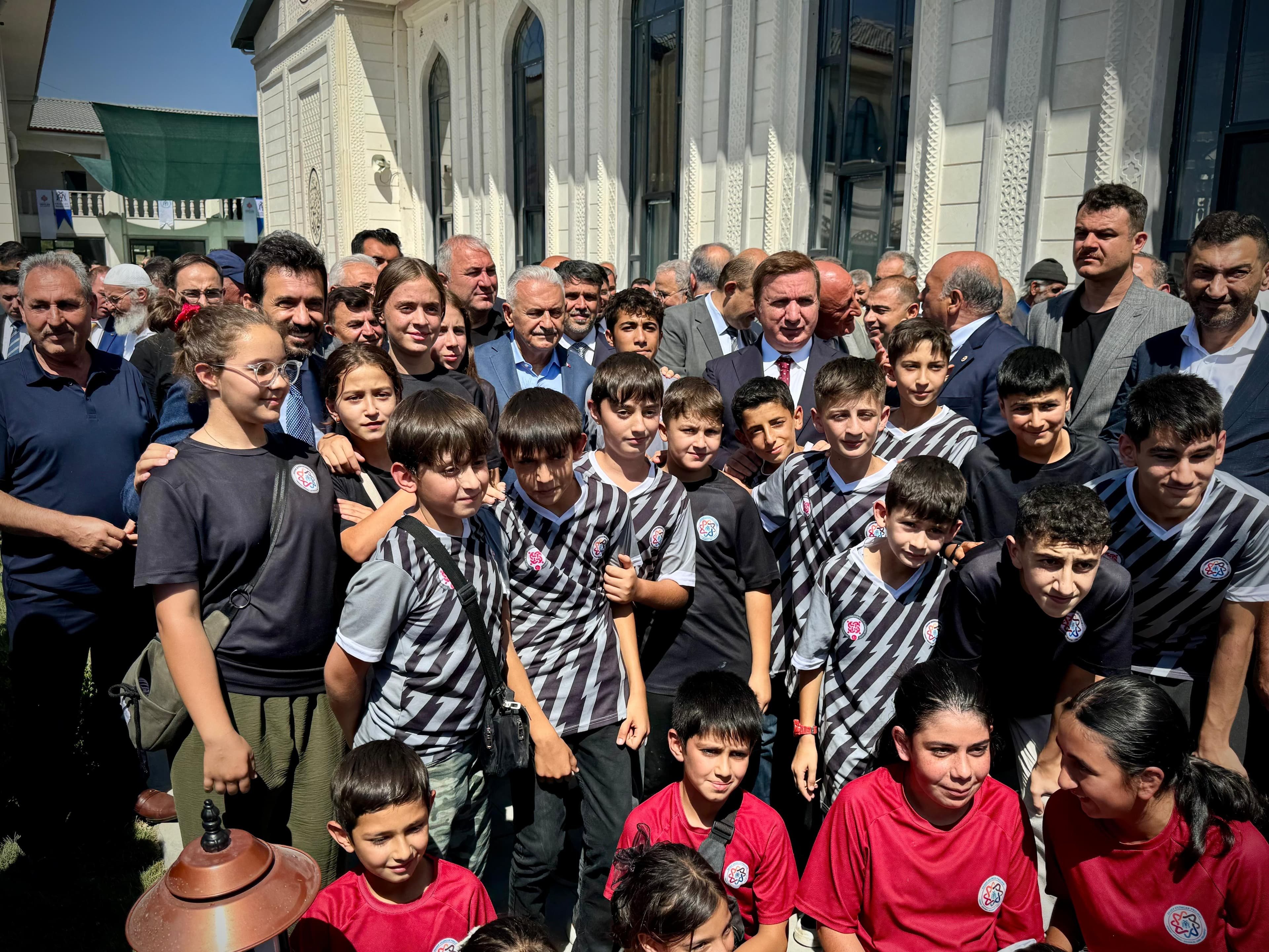 Tasavvuf yolunda ilerleyerek sadece Erzincan’a değil, bütün Anadolu’ya manevi bir ışık olmuş; Terzibaba Hazretleri adına inşa edilen külliyenin açılışını gerçekleştirdik.