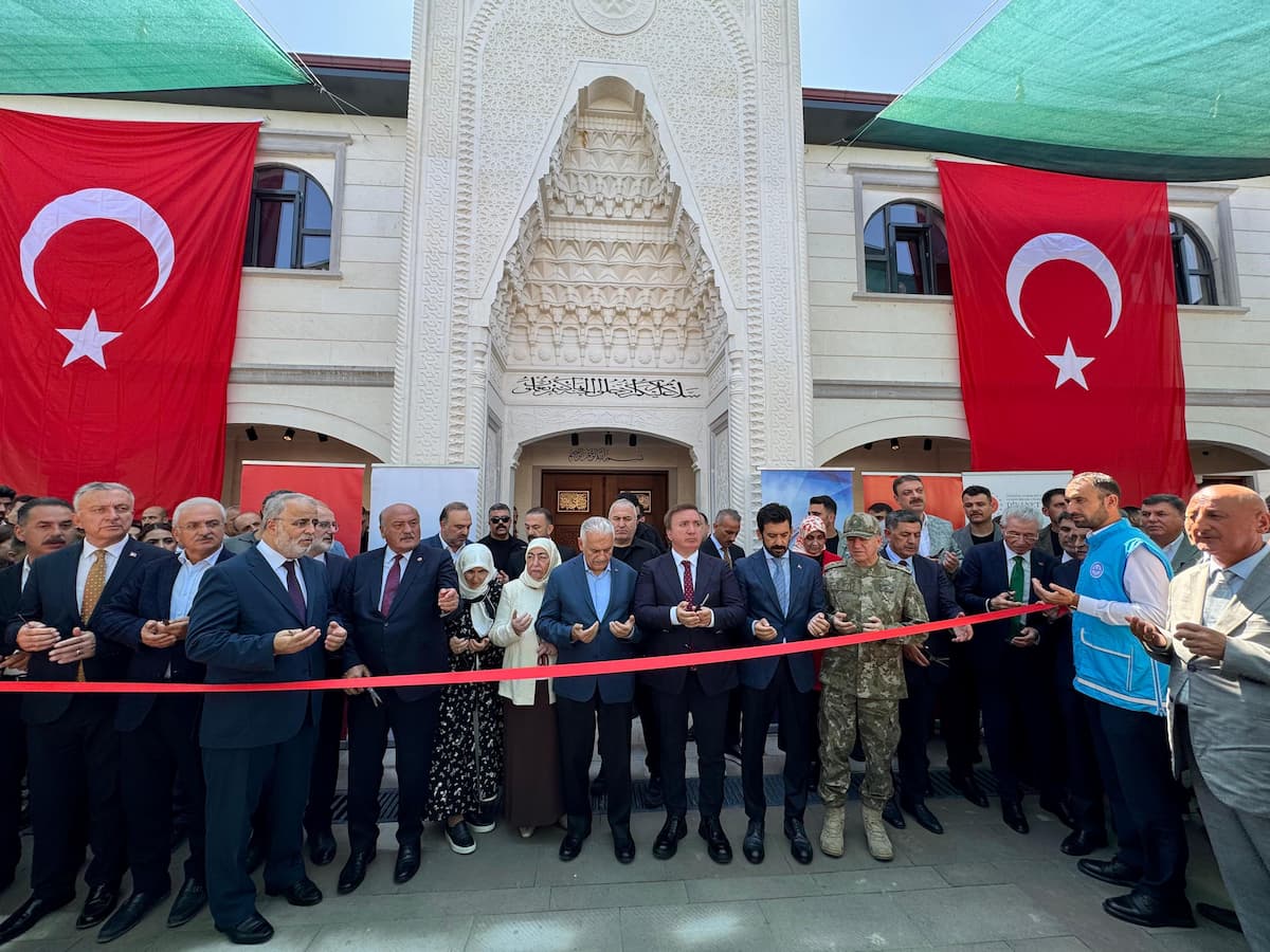Tasavvuf yolunda ilerleyerek sadece Erzincan’a değil, bütün Anadolu’ya manevi bir ışık olmuş; Terzibaba Hazretleri adına inşa edilen külliyenin açılışını gerçekleştirdik.
