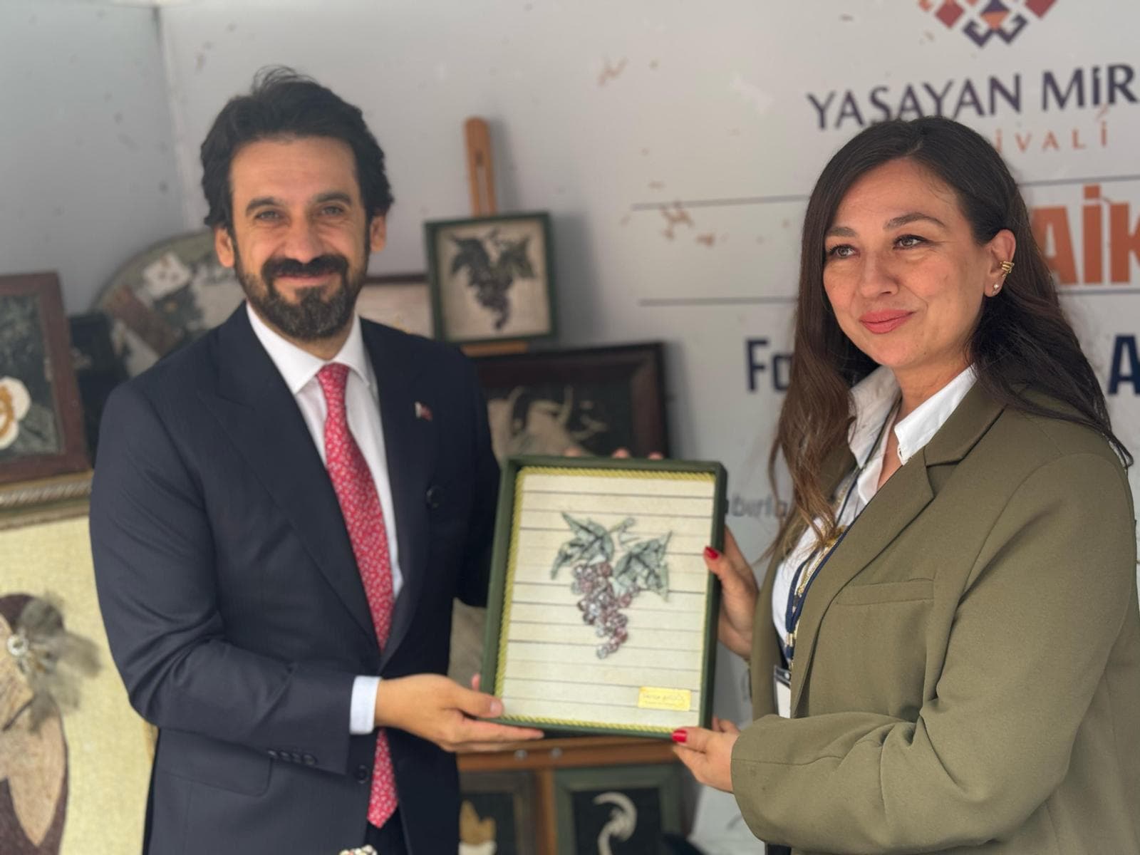 Tokat Yaşayan Miras Festivalimiz kapsamında yazmacılıktan çiniye, deri işlemeden çalgı yapımına, keçecilikten tespih yapımına kadar onlarca sanat dalından ustalarımız, Tokatımızın kültürel mirasını yeni nesillerimizle buluşturuyor