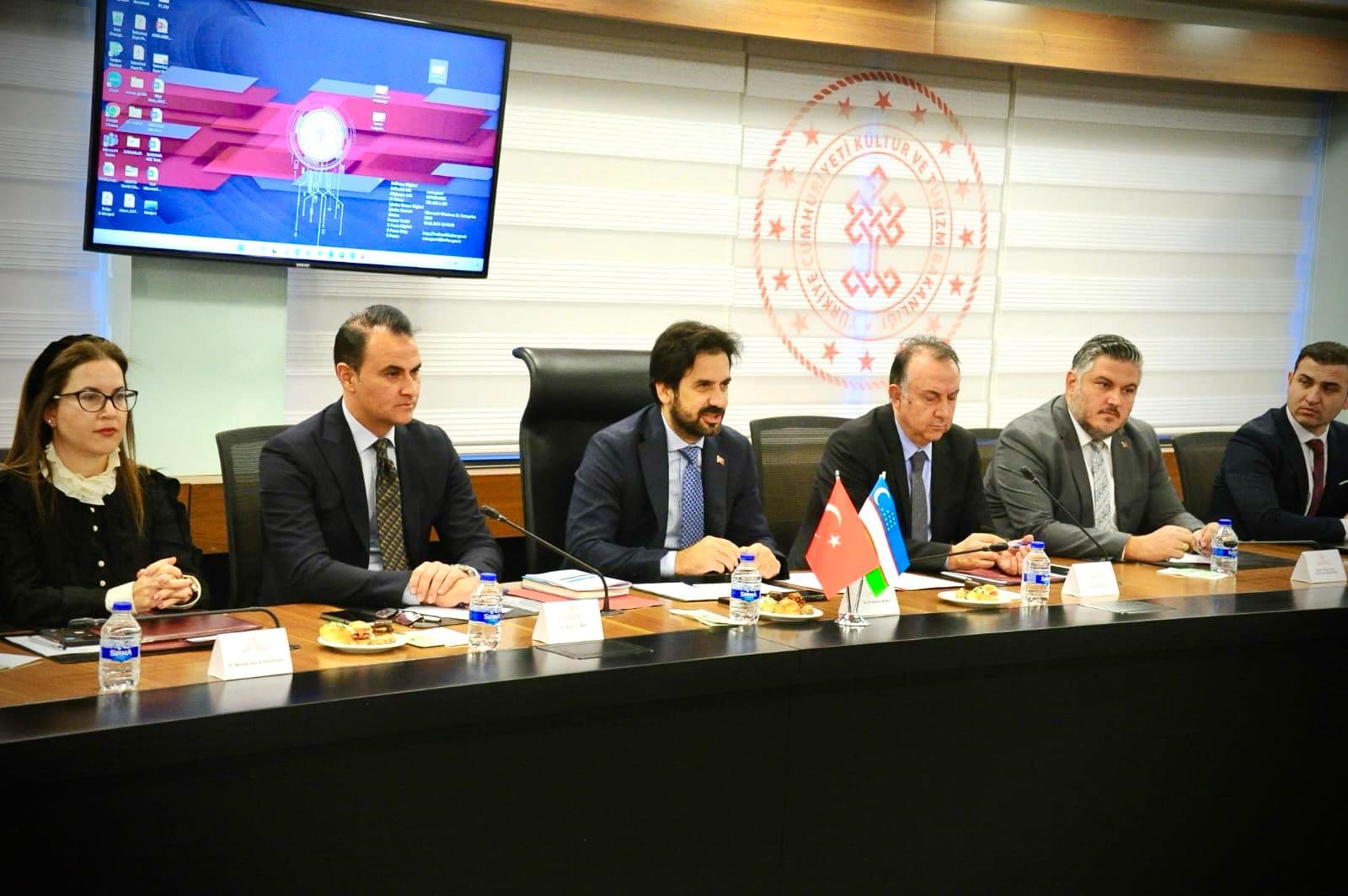 Özbekistan Cumhuriyeti Cumhurbaşkanlığı Enformasyon Politikaları Başkanı Komil Allamjonov ve beraberindeki heyeti Bakanlığımızda ağırladık.