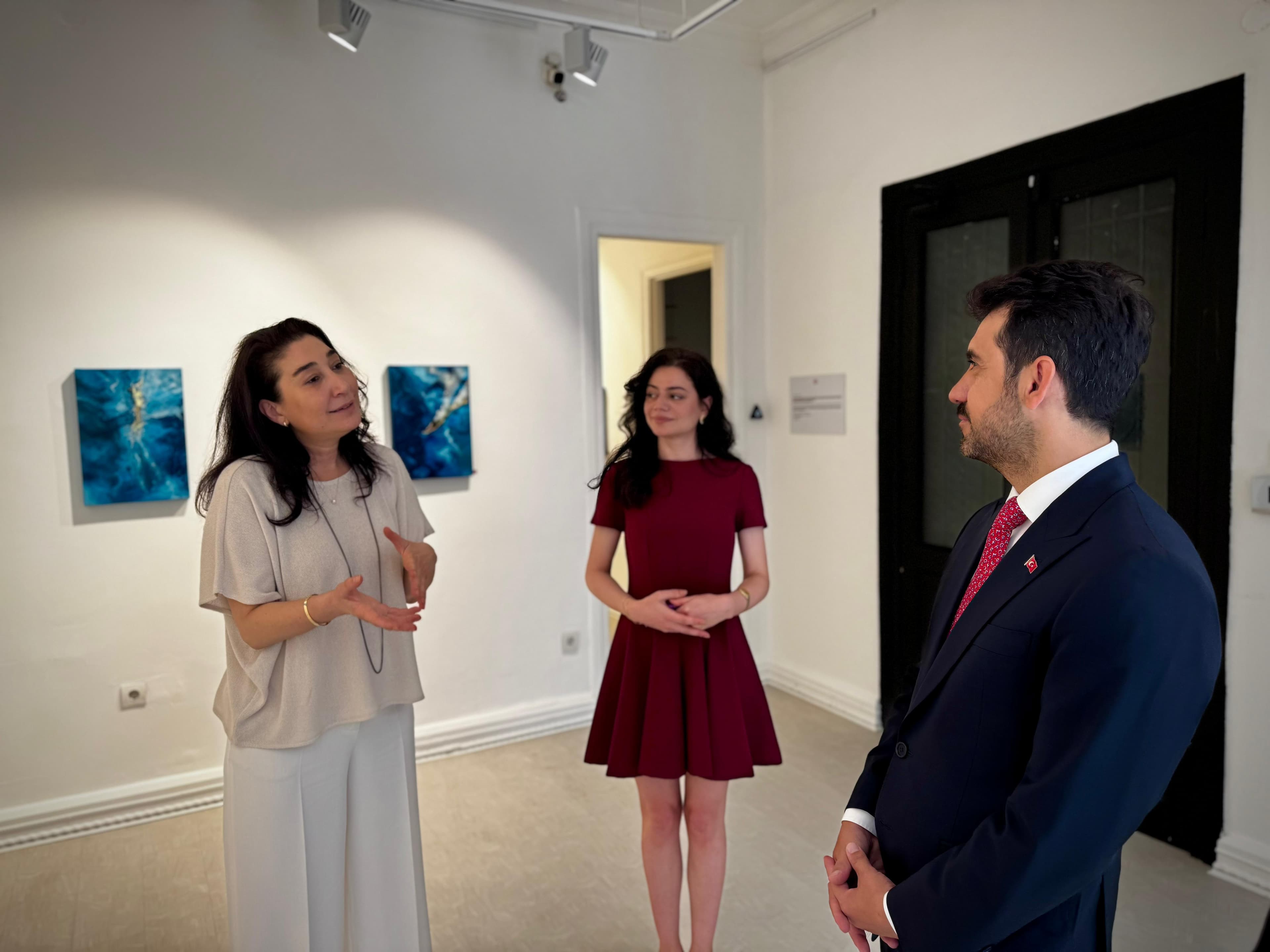 Genç kuşak sanatçılar arasında kendine özgü tarzıyla ilgi uyandıran Yasemen İslamoğlu’nun ilk kişisel sergisini ziyaret ederek çalışmalarını yakından görme fırsatı bulduk.